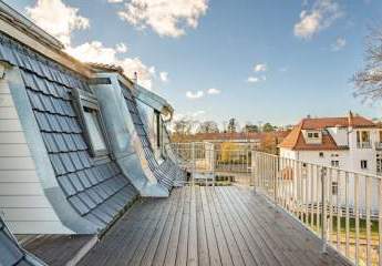 Malerische Dachterrasse in kernsanierter Stadtvilla mit ausgebautem Dachboden