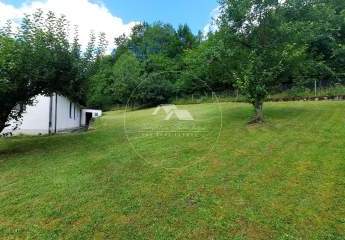 Teilsaniert mit großem Garten am Südhang