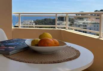 Modernisierte Wohnung mit Balkon und Blick auf das Meer.