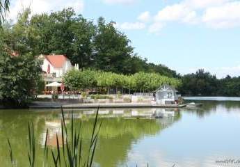 Restaurant in Wasserlage, Campingplatz und Steganlagen in Brandenburg