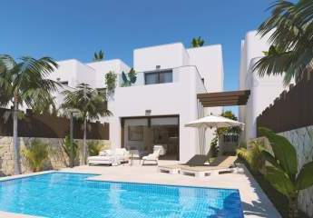 Villa gelegen in Mil Palmeras an der Costa Blanca Süd ausgestattet mit 3 Schlafzimmer und 2 Badezimmer, Pool und Parkplatz