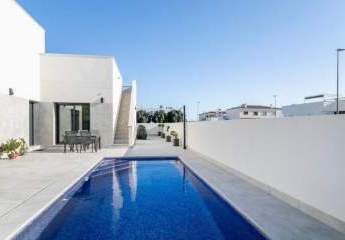 Villa gelegen in Daya Nueva an der Costa Blanca ausgestattet mit 2 Schlafzimmer und 2 Badezimmer, Pool und Parkplatz