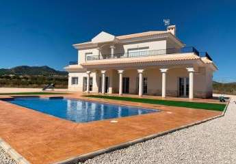 Villa gelegen in Pinoso an der Costa Blanca Süd ausgestattet mit 4 Schlafzimmer Und 3 Badezimmer, Pool Und Carport.