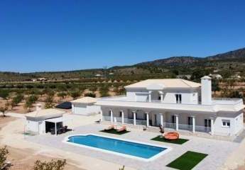 Villa gelegen in Pinoso an der Costa Blanca Süd ausgestattet mit 4 Schlafzimmer Und 3 Badezimmer, Pool Und Carport.