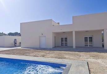 Villa gelegen in La Romana an der Costa Blanca Süd ausgestattet mit 3 Schlafzimmern und 2 Bädern, Pool, Garage