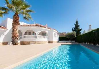 Villa gelegen in Ciudad Quesada an der Costa Blanca Süd ausgestattet mit 3 Schlafzimmer und 2 Badezimmer, Pool, Garage