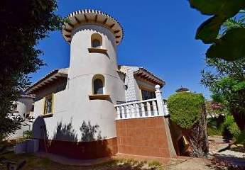 Freistehende Villa mit 3 Schlafzimmern mit Garage und Garten in der Nähe von Villamartin