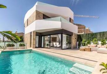 Villa gelegen in Orihuela Costa an der Costa Blanca Süd ausgestattet mit 3 Schlafzimmer und 3 Badezimmer, Innen- und Außenpool