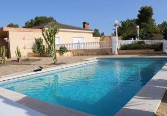 GERÄUMIGE FREISTEHENDE VILLA MIT GROSSEM GRUNDSTÜCK UND POOL IN VILLAMARTIN