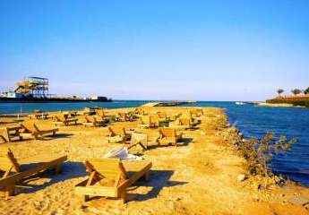 Geräumige Meerblick-Wohnung mit privatem Strand in einem Premium-Resort in Alahyaa, sofort bezugsfertig.